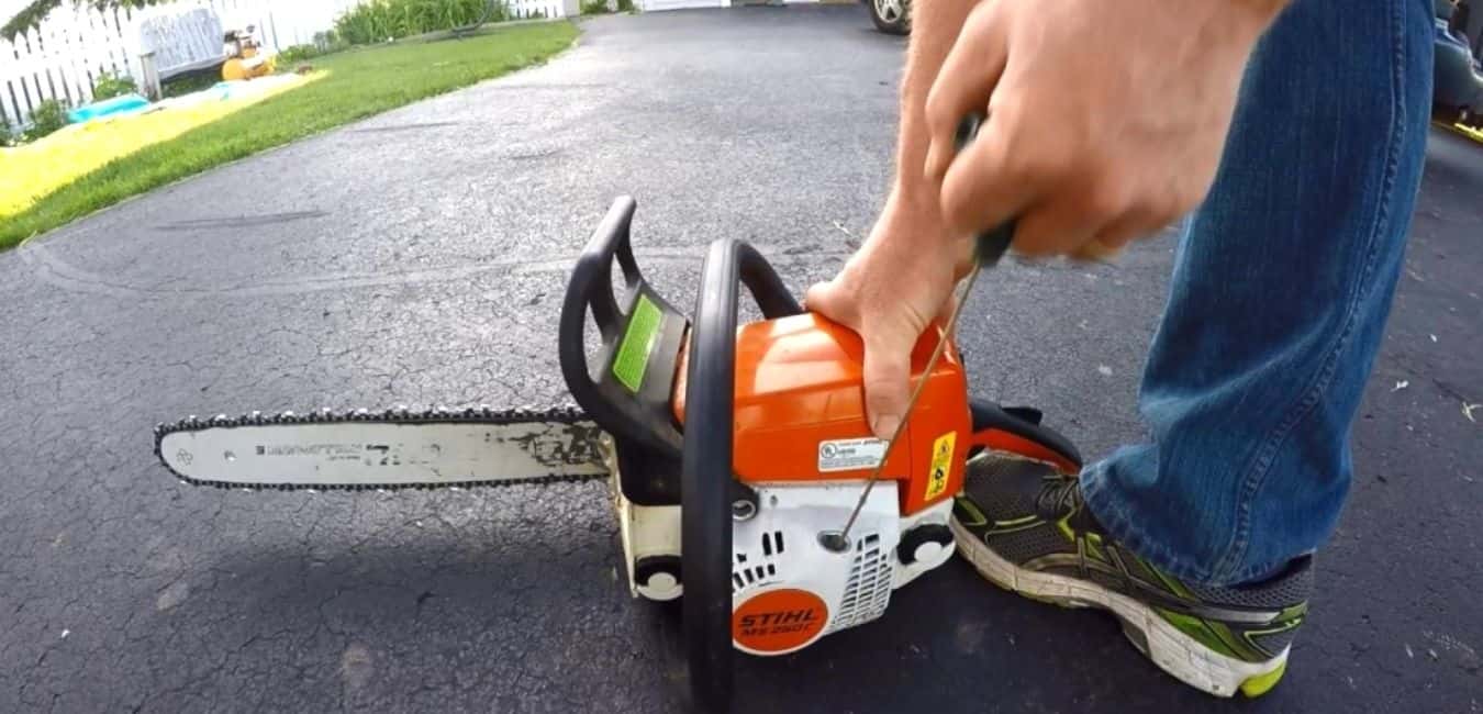 How to start a Stihl chainsaw for the first time