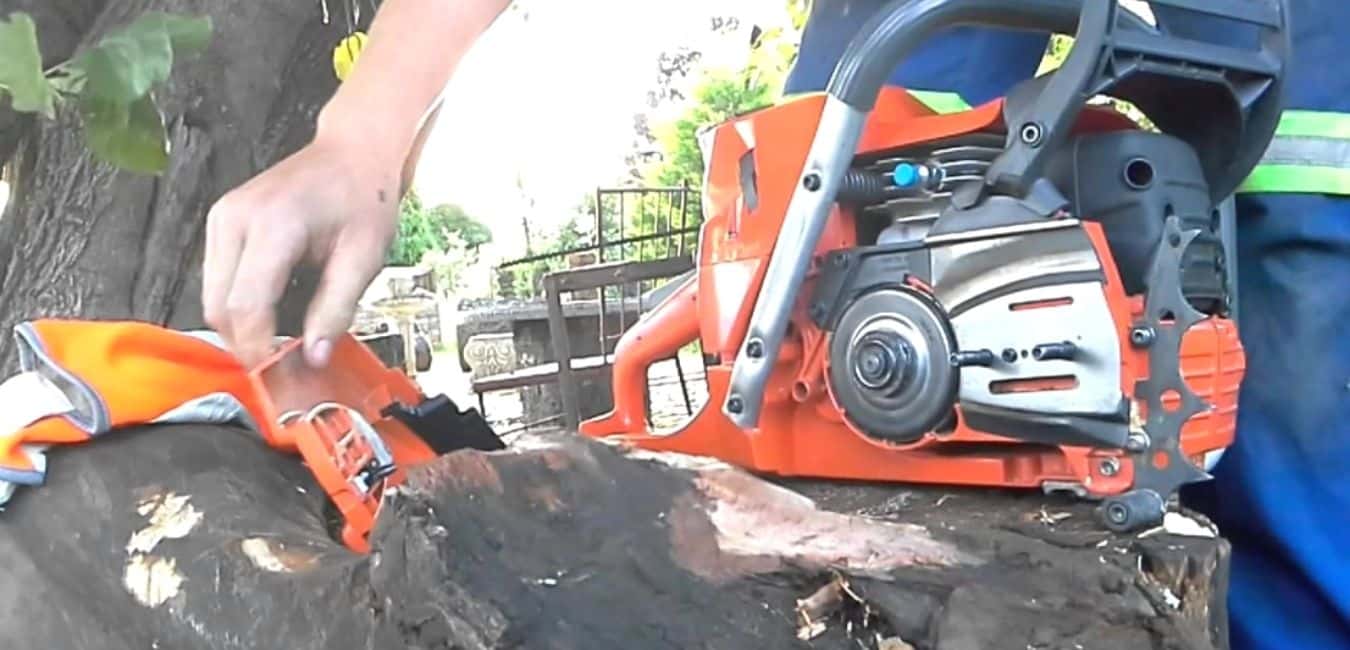 How to clean a chainsaw