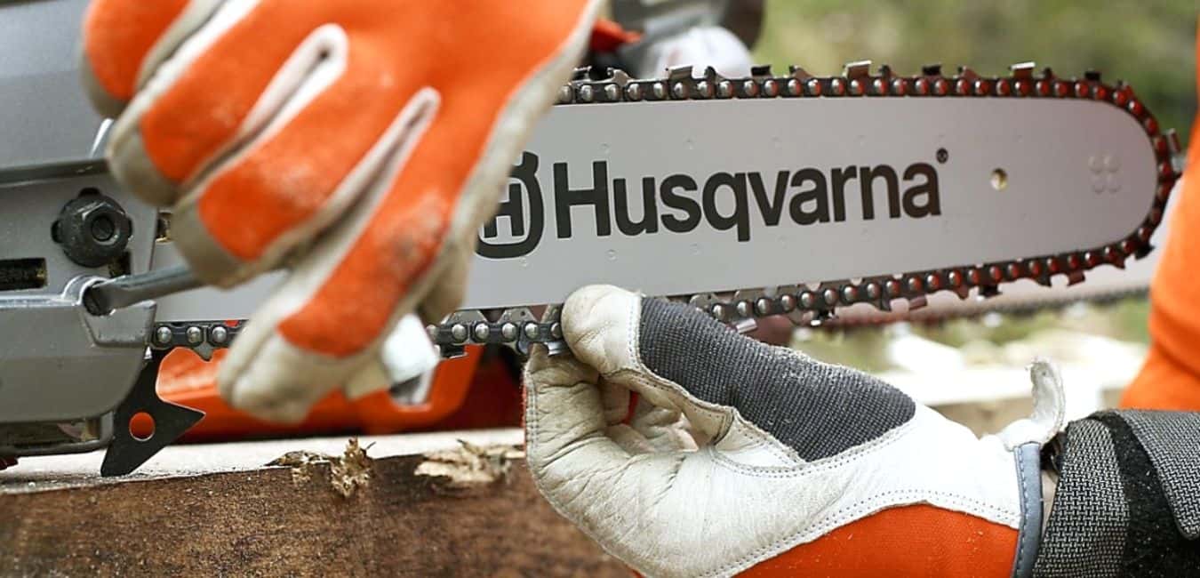 How to tighten the chain on the chainsaw